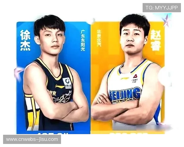 北京北汽队球员赵睿安慰比赛中受伤的广东东阳光队球员徐杰，展现体育精神。