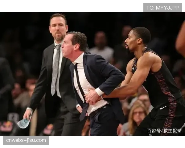 场边视角：勇士助教阿特金森在一次暂停中向球员快速绘制战术路线